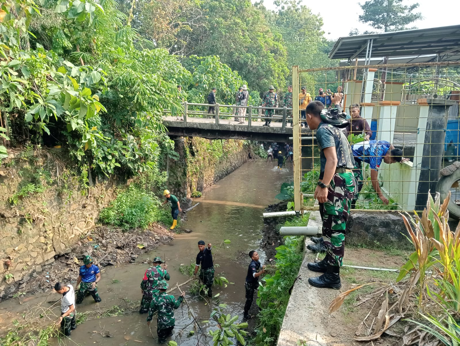 Gercep Anggota latsitarda dan Babinsa Koramil 2301/Cilegon Karbak dengan Masyarakat