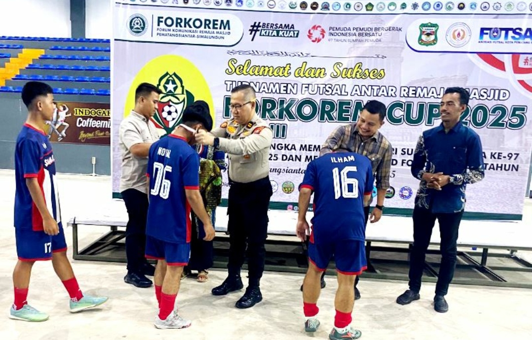 KBO Sat Samapta Polres Siantar Hadiri Penutupan Turnamen Futsal Antar Remaja Mesjid “FORKOREM CUP 2025”