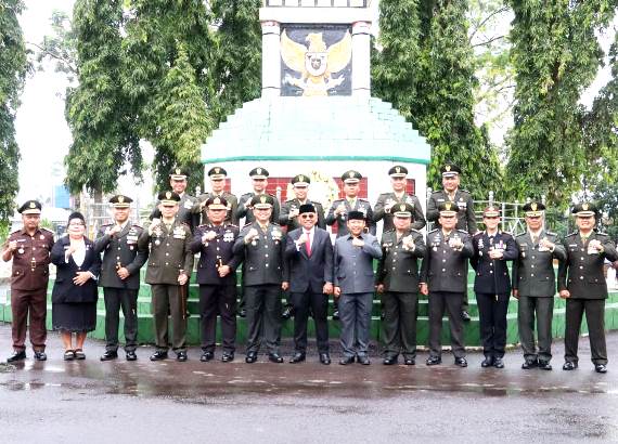 Peringatan HUT TNI ke-80: Kapolres Simalungun Ikuti Ziarah Kubur Nasional dan Tabur Bunga