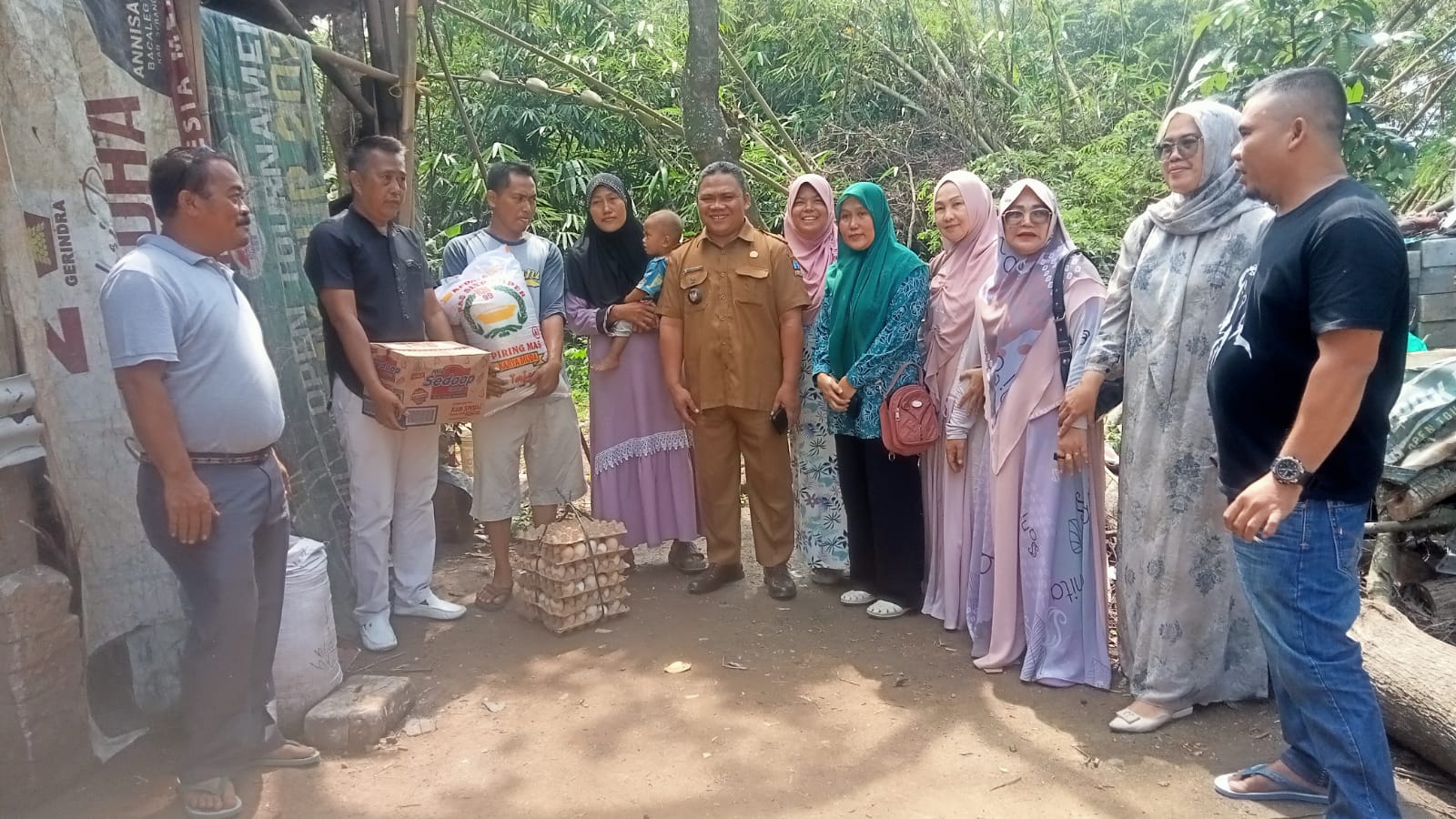 Kepala Desa Cemplang Didampingi Ketua LPM dan PKK Sambangi Warga Kurang Mampu