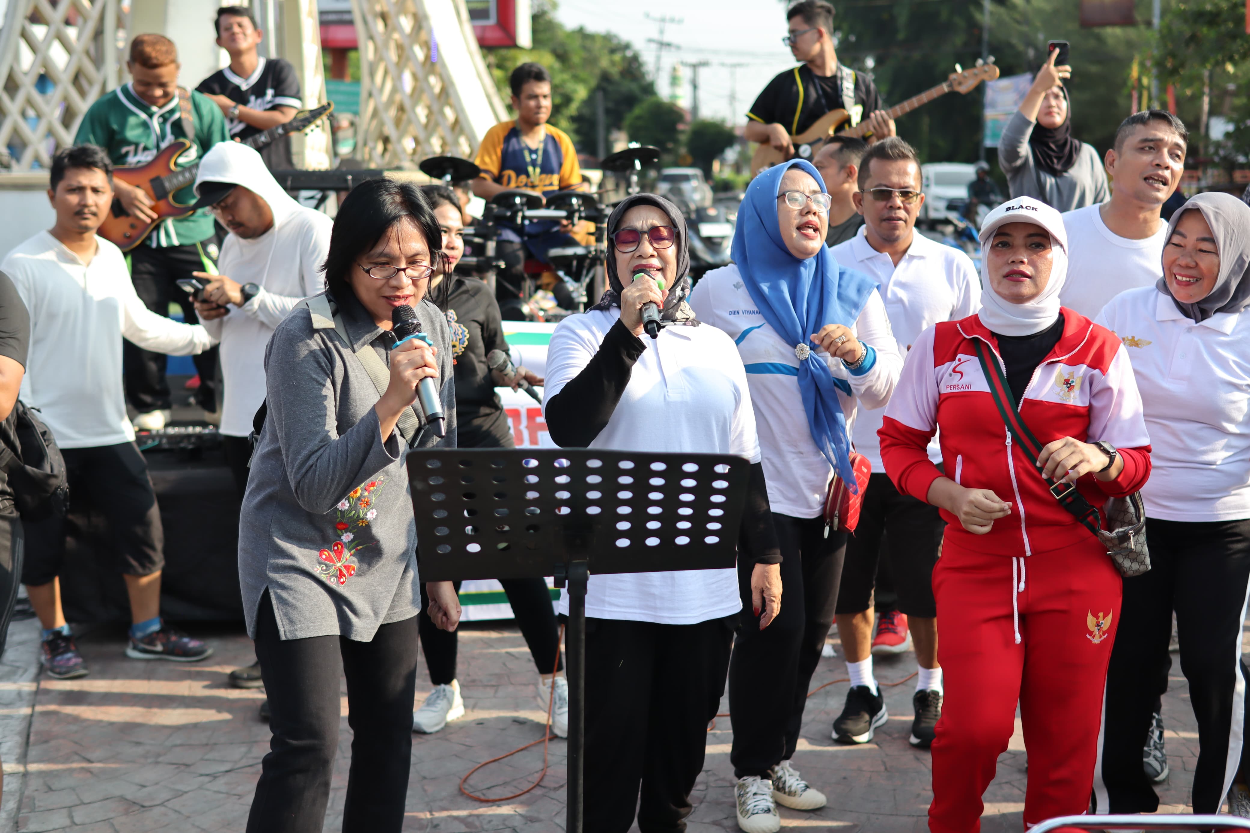 CFD, Plt. Bupati Bersama Masyarakat Labuhanbatu Ikuti Senam Sehat