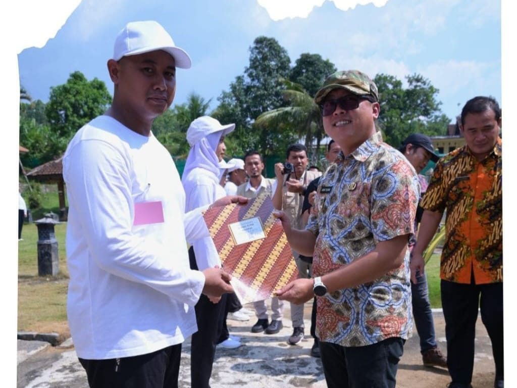 Wakil Bupati Karanganyar Serahkan SK kepada 57 PPPK Tahap II Formasi 2024
