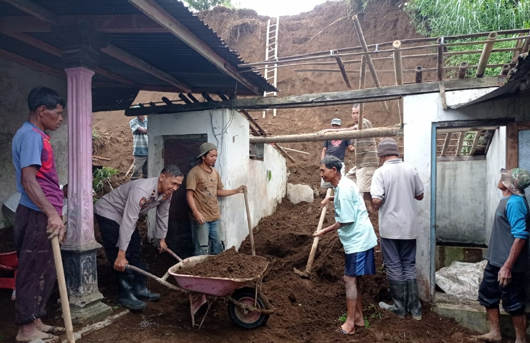 Polsek Ngargoyoso Bantu Evakuasi Rumah Warga Terdampak Longsor di Berjo