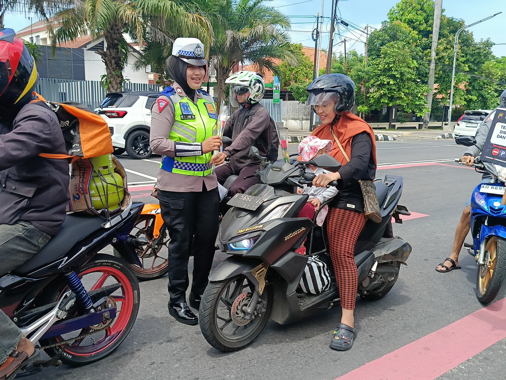 Personal Lalulintas Membagikan Coklat dan Bunga Hari Pertama Operasi Keselamatan Lalulintas Candi 2024