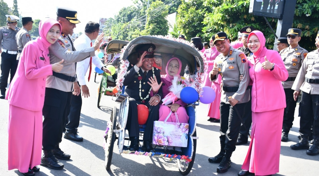 Penuh Haru dan Kebanggaan, Polres Karanganyar Lepas Purnawirawan dengan Tradisi Pedang Pora