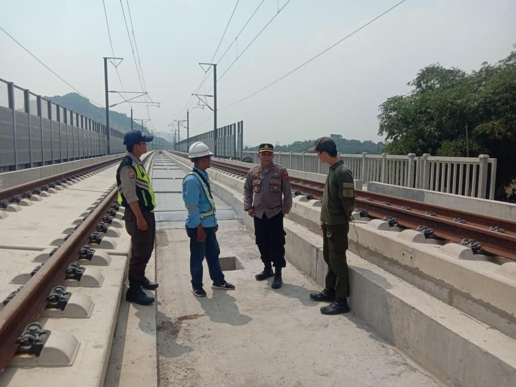 Personel Polda Jabar Tak Kenal Lelah Beri Himbauan Kepada Warga Yang Bermukim Sekitar Jalur Kereta Cepat