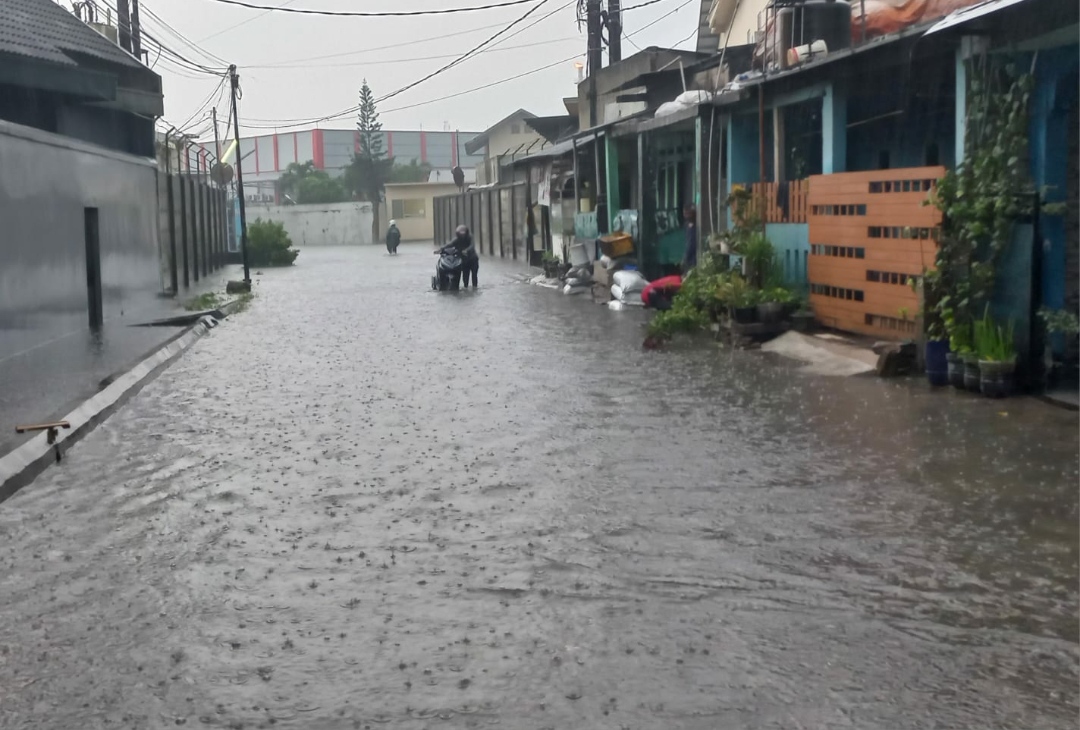 Banjir di Kawasan Industri II Pengendara Sepeda Motor Terpaksa Dorong Motor