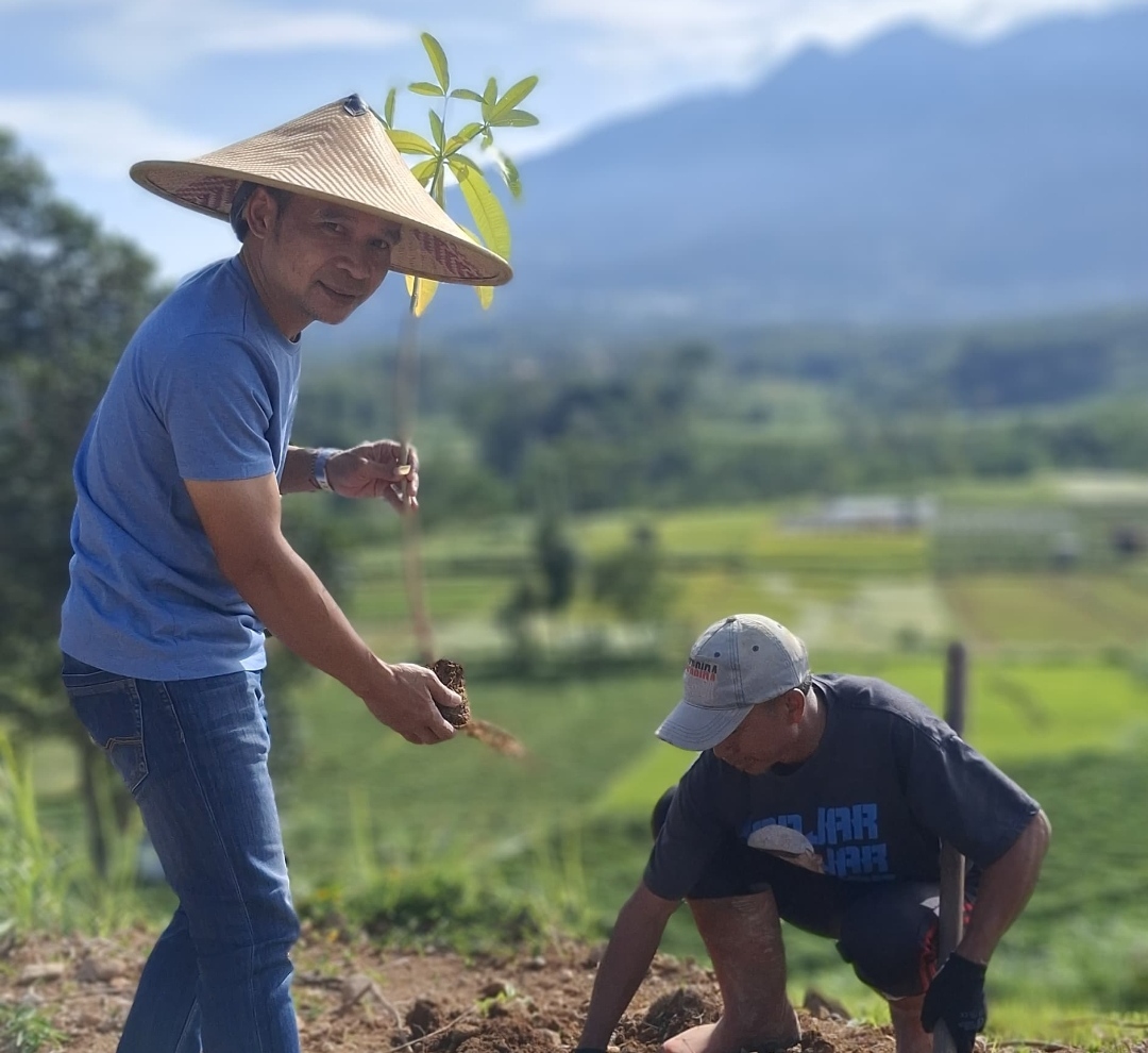 Mari kita Tanam Pohon Pengembangan Pariwisata Ditawangmangu tidak boleh merusak hutan  