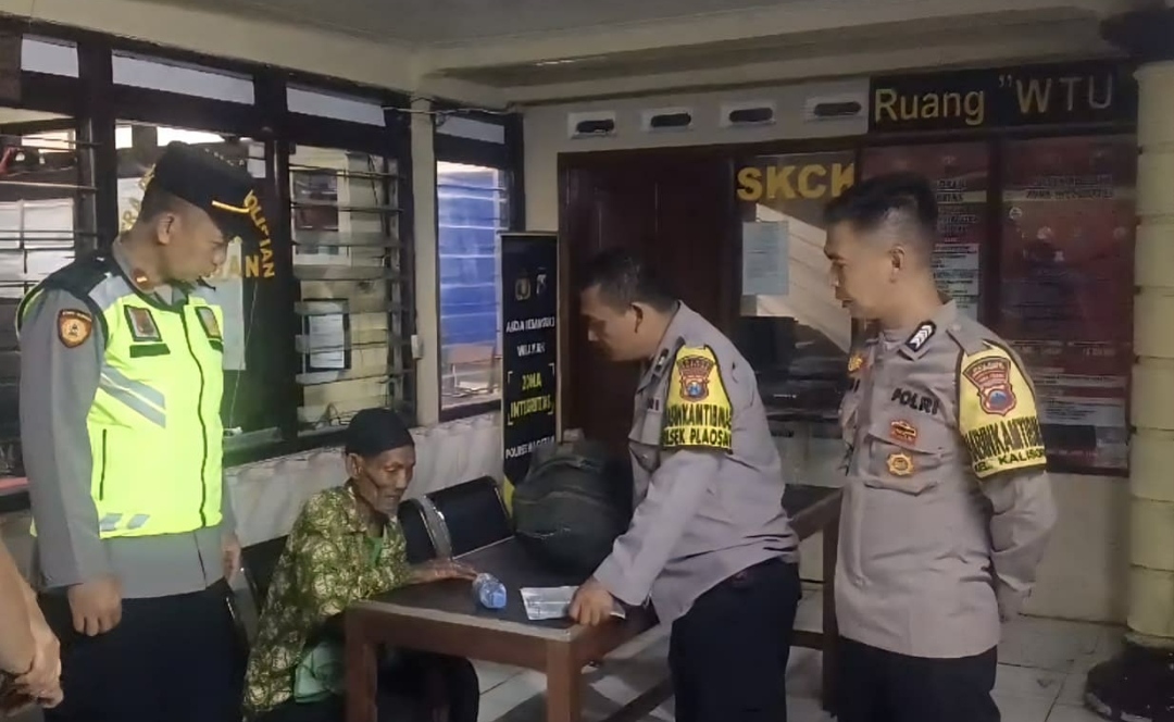 Polri Yang Humanis Polisi Mengantar Kembali Kekeluarga lansia Asal Magetan Salah Jurusan Saat Perjalanan