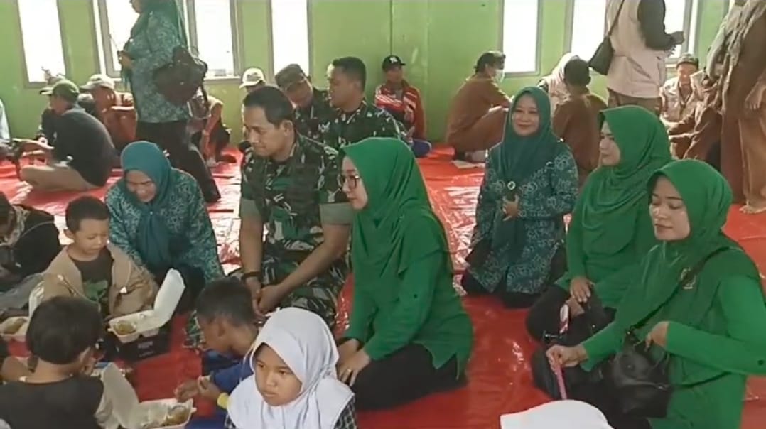 Danrem 061/Sk Kunjungi Warga Desa Kadupandak di Pengungsian yang Terdampak Bencana Pergerakan Tanah