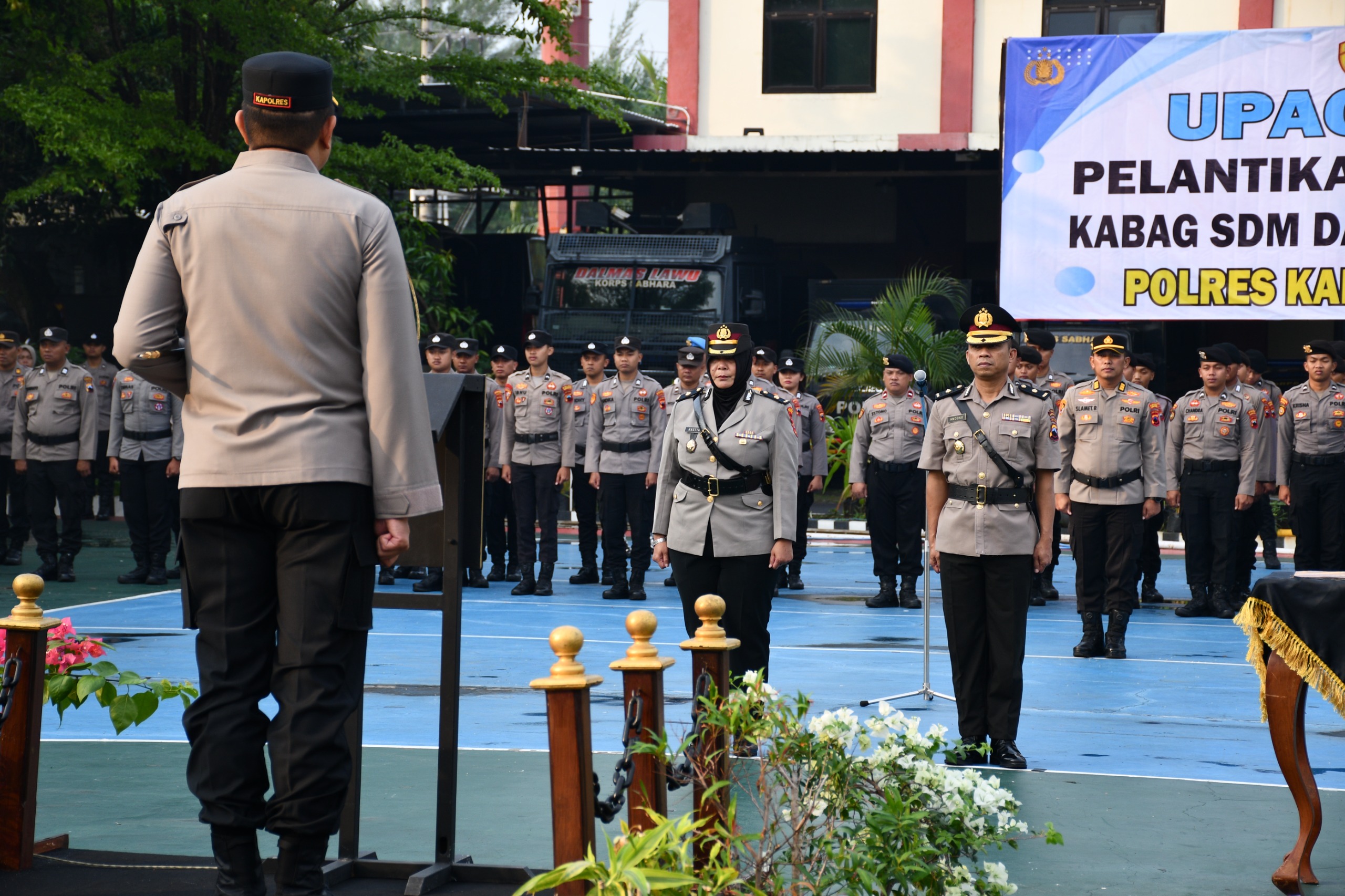 Polres Karanganyar Gelar Upacara Pelantikan Kabag SDM dan Kabag Log Baru
