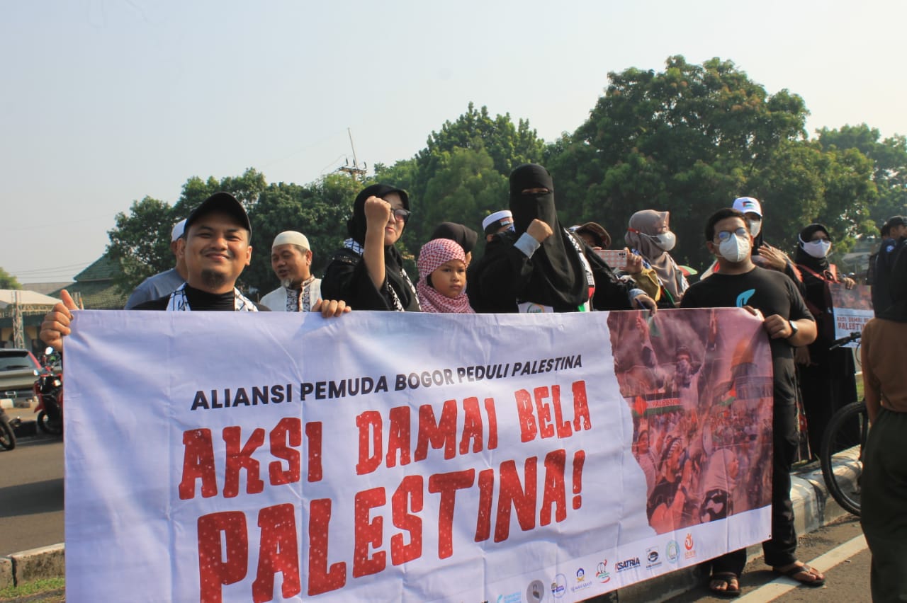 Puluhan Pemuda Melakukan Aksi Damai Bela Palestiana di Depan Area Pintu Utara Stadion Pakansari 