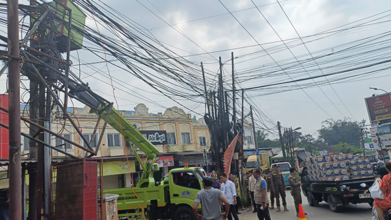 Tidak Diketahui Pemiliknya 1 Bulan Mencari Informasi, Tiang Baliho di Perapatan Cisoka Akhirnya Ditertibkan