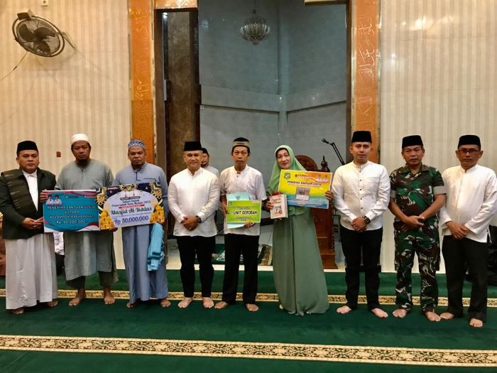 Safari Subuh di Masjid Al-Ikhlas, Wali Kota Medan Salurkan Bantuan