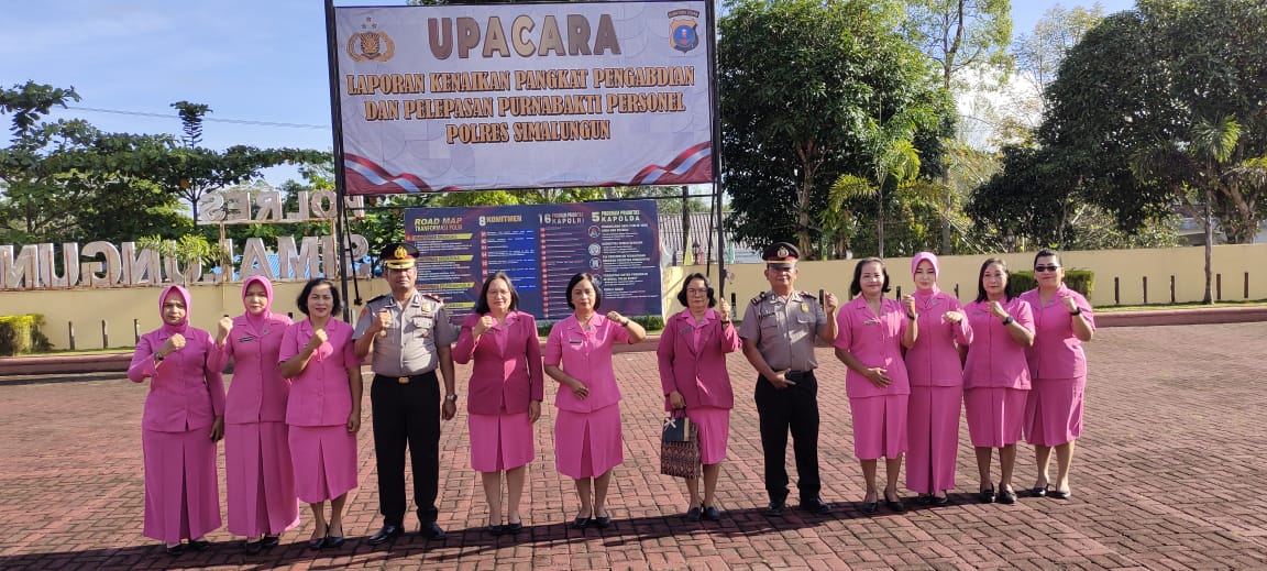 Kapolres Pimpin Upacara Kenaikan Pangkat dan Pelepasan Purnabakti di Polres Simalungun