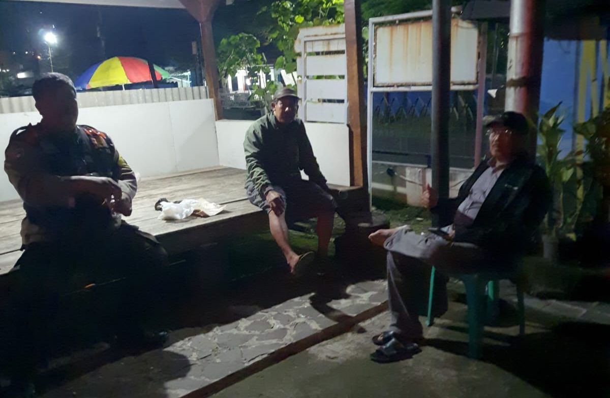 Antisipasi Curanmor, Bhabinkamtibmas Polsek Purwakarta Kota Sambangi Pos Ronda