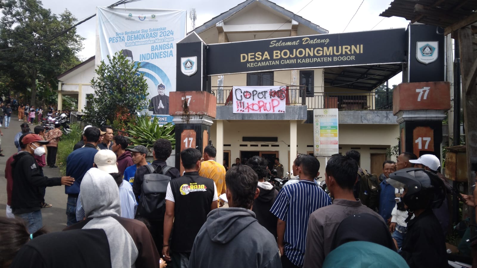 Diduga Terkait Anggaran Desa, Kades Bojong Murni Ciawi Bogor Didemo Warganya