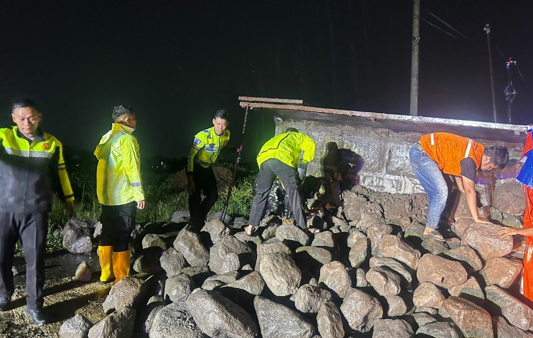 Truk Dump Bermuatan Batu Terguling di Tasikmadu, Evakuasi Dramatis Dibantu “Transformer” Truck SAR Samapta