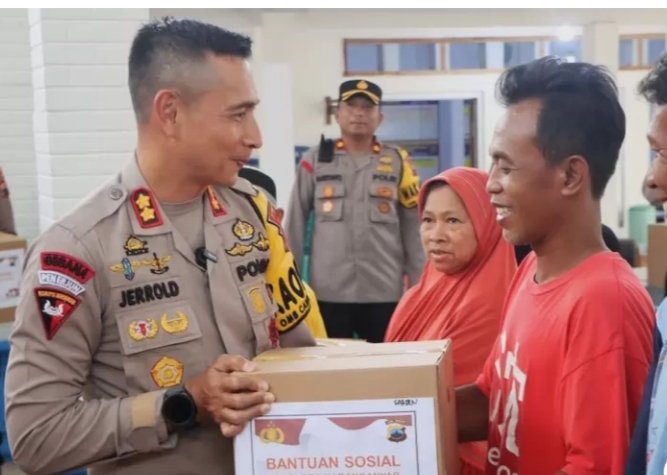 Kapolres Karanganyar Mengunjungi Bencana Alam Tanah Longsor di Desa Menjing Jenawi 