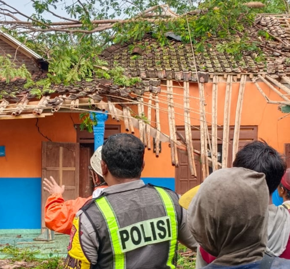 Rumah Warga di Desa Bakalan Tertimpa Pohon, Polsek Jumapolo Sigap Evakuasi Pohon Tumbang Bantu Masyarakat