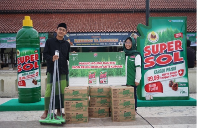 Sambut Lebaran Dengan Bersih, Supersol Hadir Membersihkan Ikon Wisata Religi Provinsi Banten