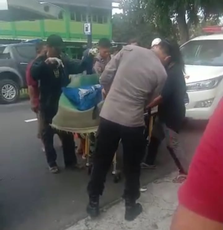 Seorang Pria Meninggal Setelah Memasang Baliho Kesaktian Pancasila Jatuh Karena Tersengat listrik