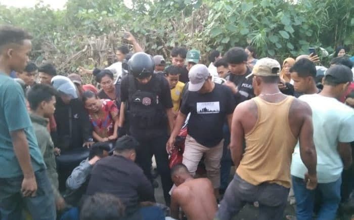 Diduga Kawanan Perampok, Mobil Terperosok ke Lubang Usai Dikejar Warga Setelah Menabrak Pengendara Lain