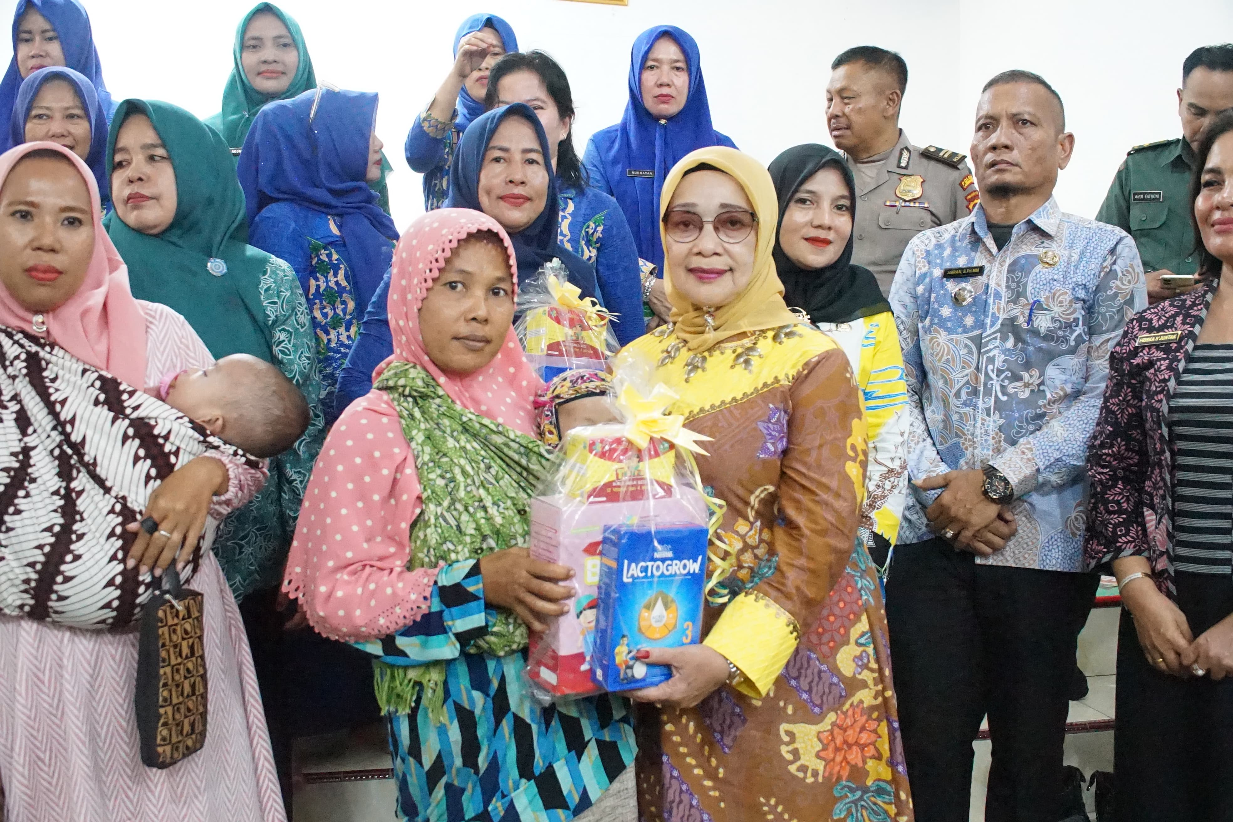 Hari Ke Tiga, Plt Bupati Labuhanbatu Kunjungi Sunat Massal di Kantor Camat Panai Tengah