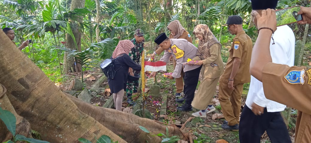 Dalam Rangka HUT RI Ke-78, Babinsa Koramil 0102/Cadasari Ikuti Ziarah Ke Makam Pejuang Perintis Kemerdekaan