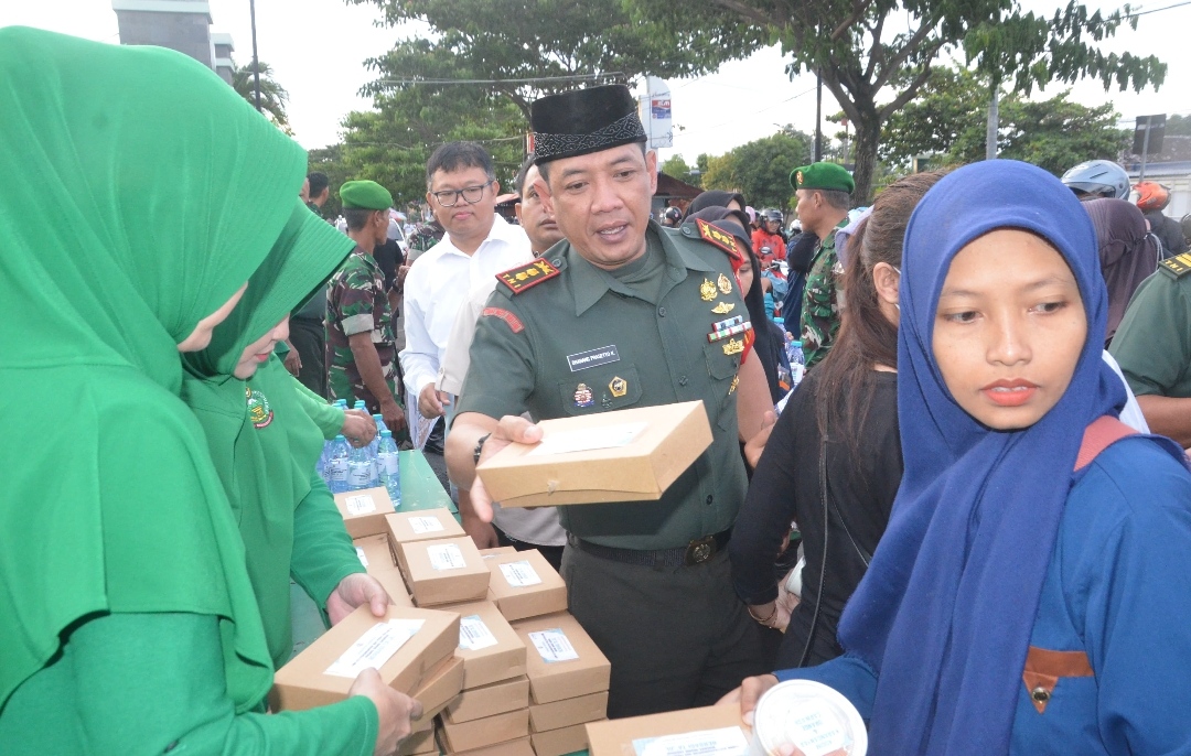 Dandim Karanganyar Bagikan Ratusan Takjil