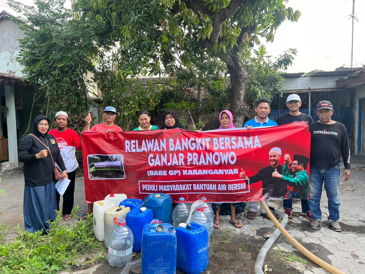 Relawan Bangkit Bersama Ganjar Pranowo, BABE GP Distribusikan Air Bersih Kepada Masyarakat yang Membutuhkan 