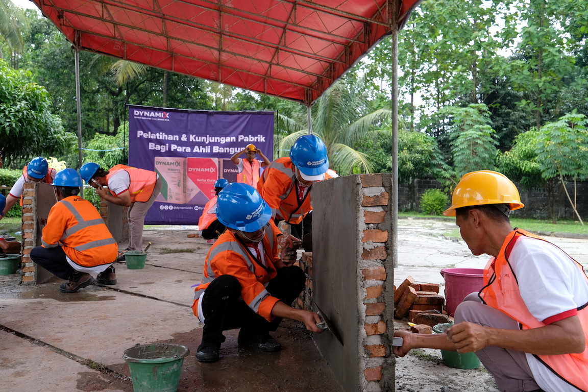 PT Solusi Bangun Indonesia Tbk Perkenalkan Proses Produksi Semen Ramah Lingkungan ke Tukang Bangunan