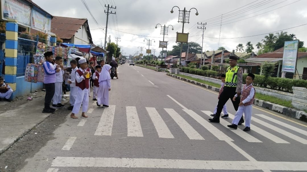 Personel Polsek Bambel Bantu Anak Sekolah Seberangi Jalan