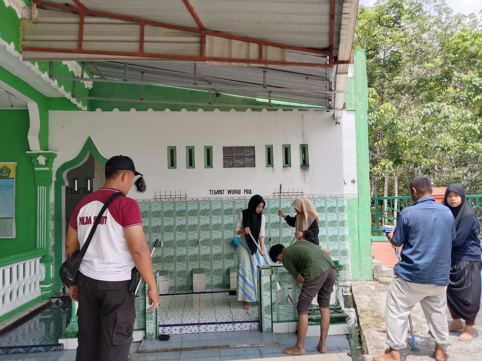 Polsek Perdagangan Bersinergi dengan Masyarakat dalam Bakti Sosial di Masjid Al Mukhlisin