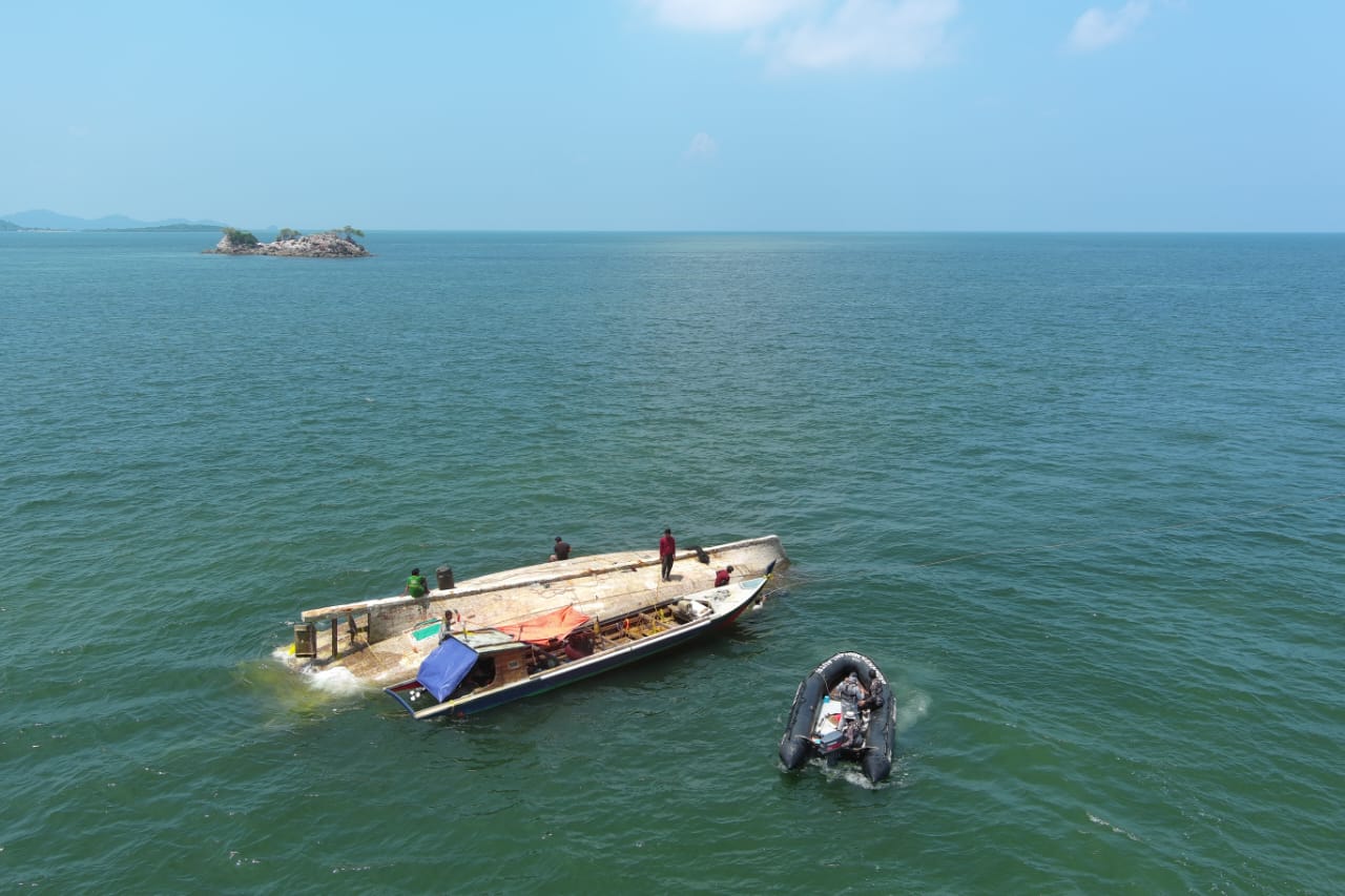 13 ABK Selamat, Bakamla RI Evakuasi Kapal Ikan Terbalik di Bangka Belitung