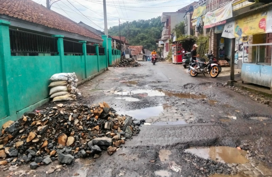Lewat Program CSR, UBPE Pongkor Bantu Perbaikan Jalan Raya Kalongliud–Bantarkaret