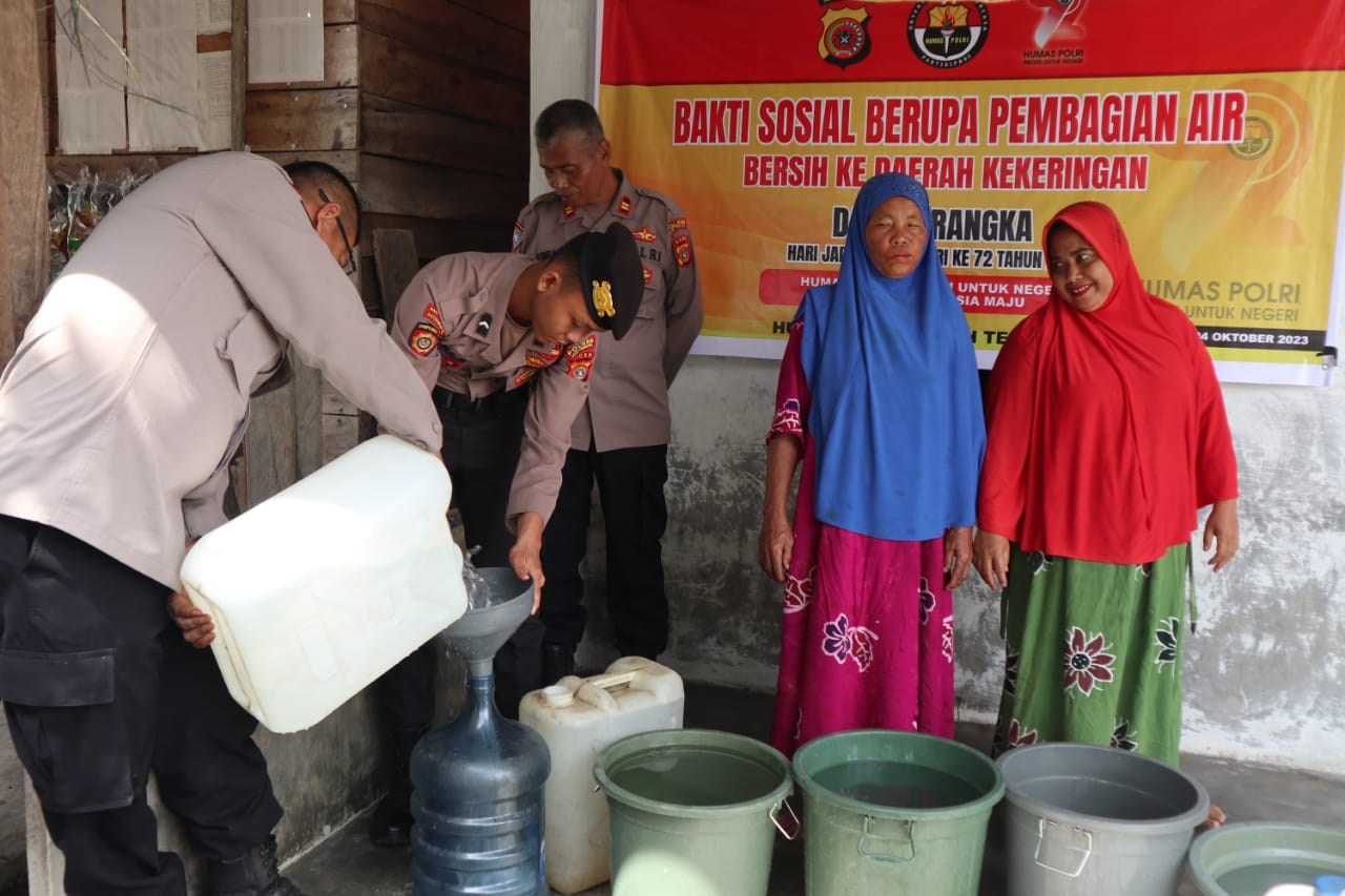 Hut Humas Polri Ke-72, Polres Agara Bagikan Air Bersih