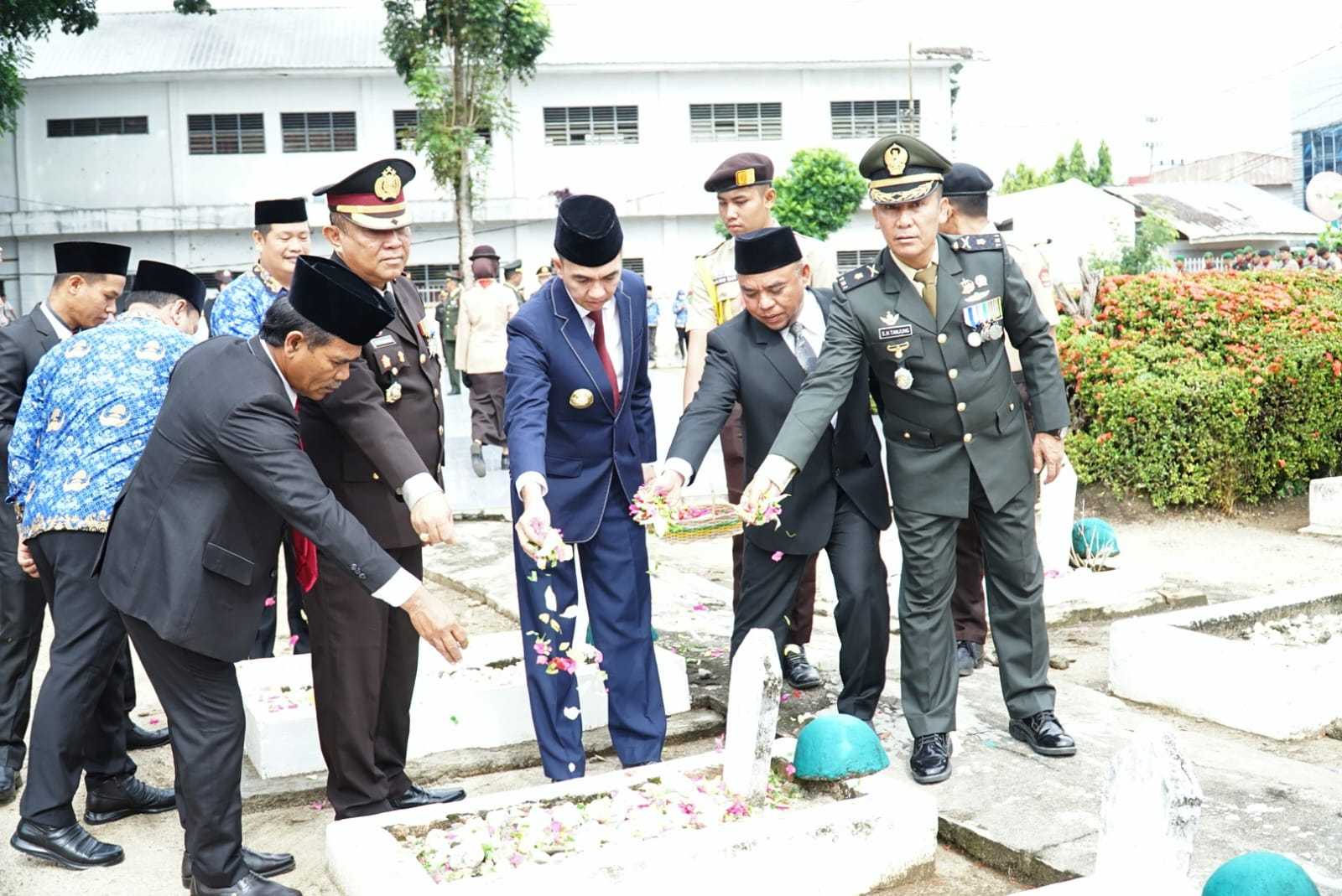 Peringatan Hari Pahlawan, Pjs Bupati Labuhanbatu Lakukan Ziarah Di Taman Makam Pahlawan 