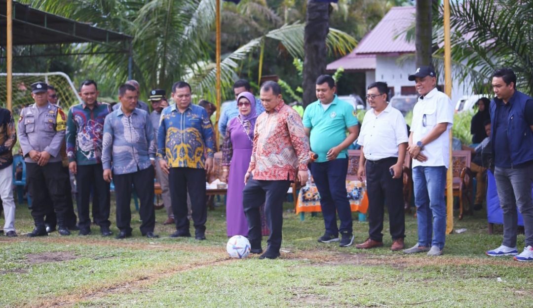 Bupati Labuhanbatu Membuka Turnamen Sepak Bola Soeratin U-15 di Kecamatan Bilah Hulu