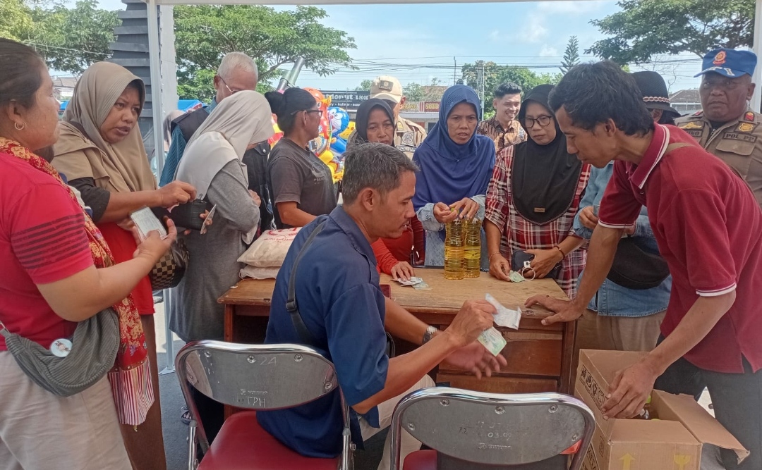 Terkait Dengan Kegiatan Hari Jadi  Karanganyar ke 108 Menyalurkan  Beras dan Minyak Bersubsidi 