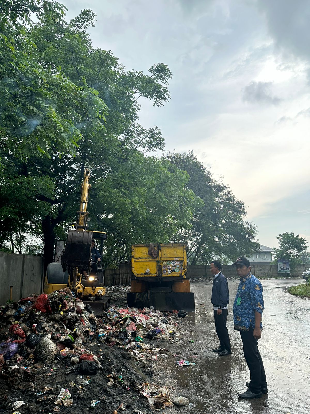 UPT 2 Balaraja Giat Pembersihan Sampah Berserakan Sepanjang Jalan Baru Arah Pasar Sentiong