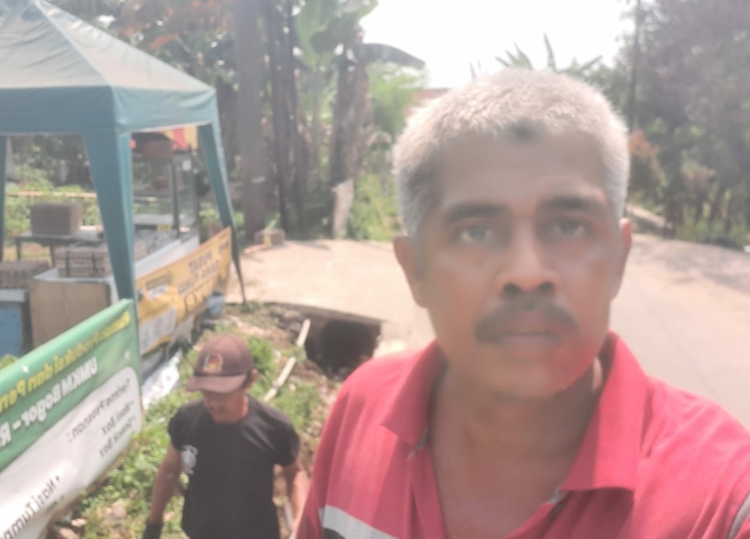 Keteladanan Pak RT Soleh, Menyapu Jalan Sendiri, Menyentuh Hati Warga Pendatang di Ciomas