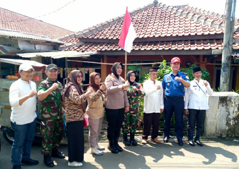 Sambut  HUT RI ke-80, Forkopimcam Dramaga Bagikan Bendera