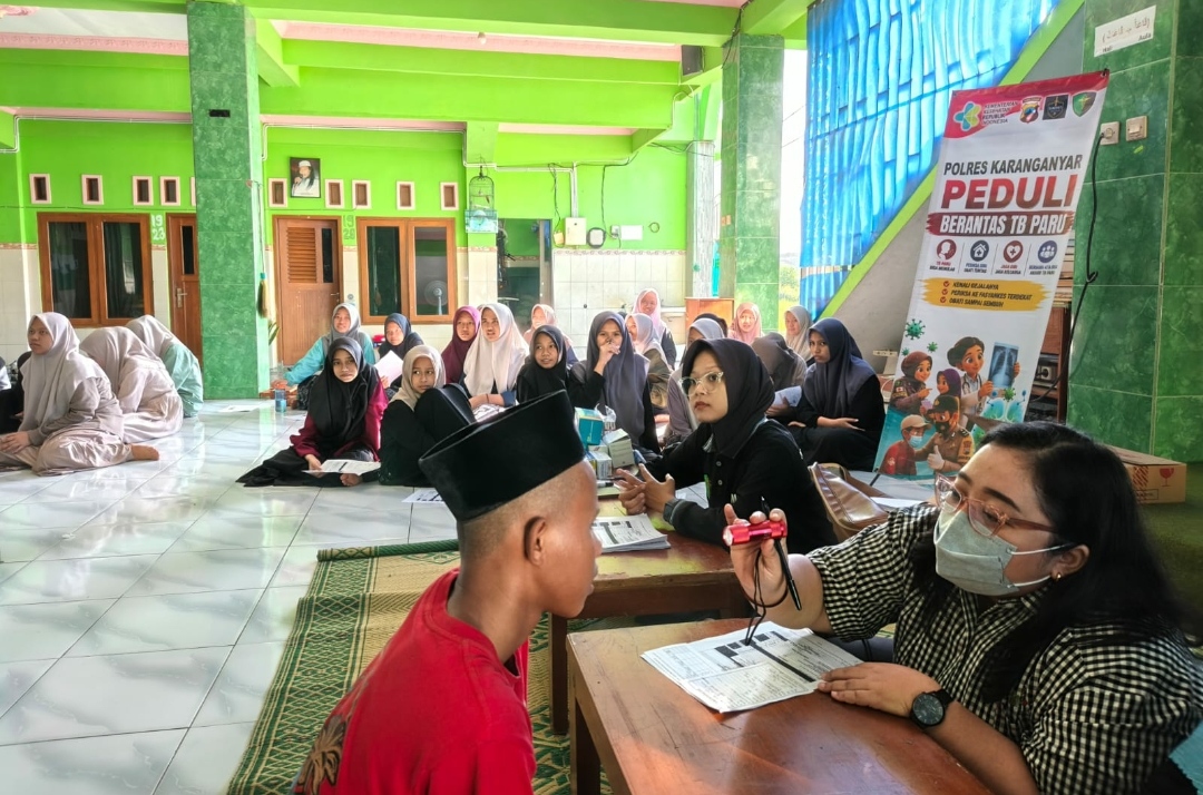 Sambut Hari Bhayangkara ke-80, Polres Karanganyar Gelar Bakti Kesehatan Gratis di Ponpes Ilyas