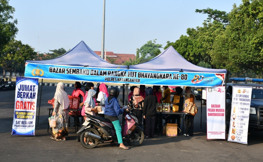 Polres Karanganyar  Hari Bhayangkara ke-80,   Gelar Bazar Sembako Murah dan Jumat Berkah untuk Masyarakat