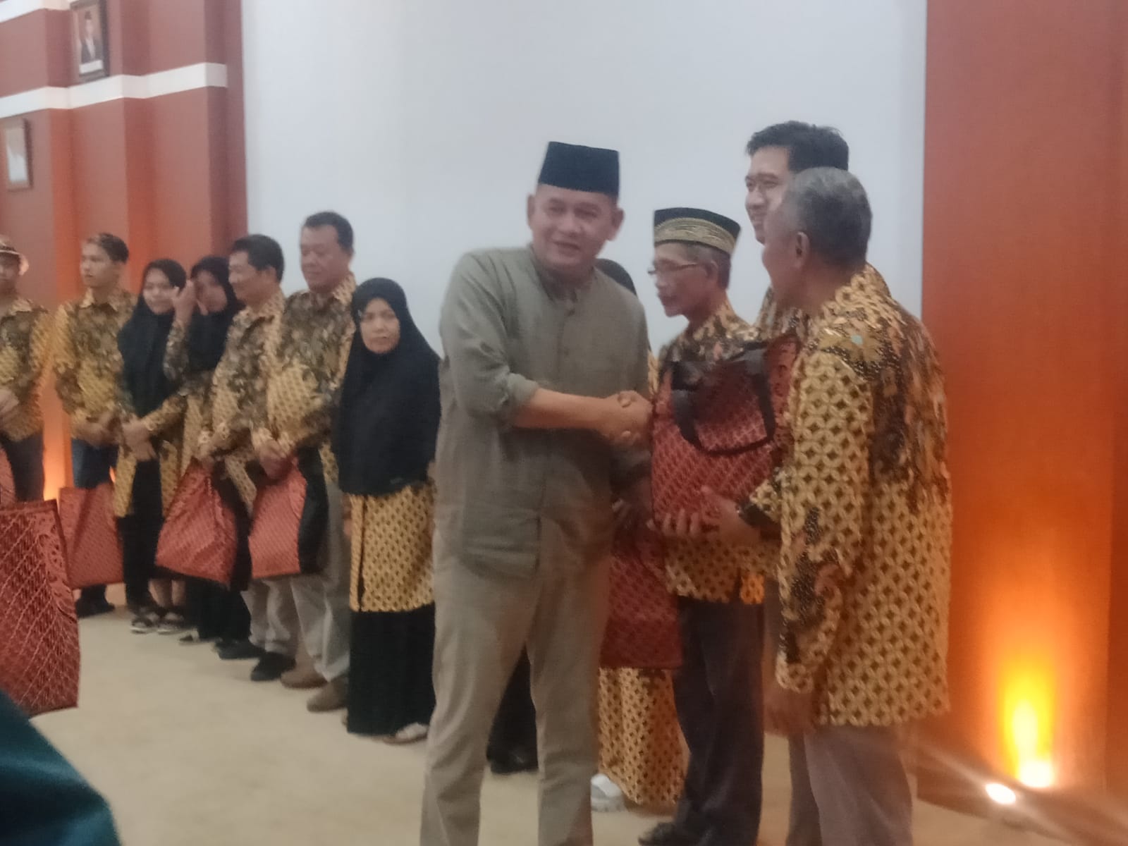 PUDAM Tirta Lawu Karanganyar Memberikan Bonus Umroh pada 12 Karyawanya