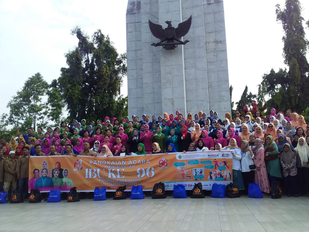 Memperingati Hari ibu, Dinas Perdayaan dan Perlindungan Anak Ziarah ke Taman Makam Pahlawan Sisinga Mangaraja