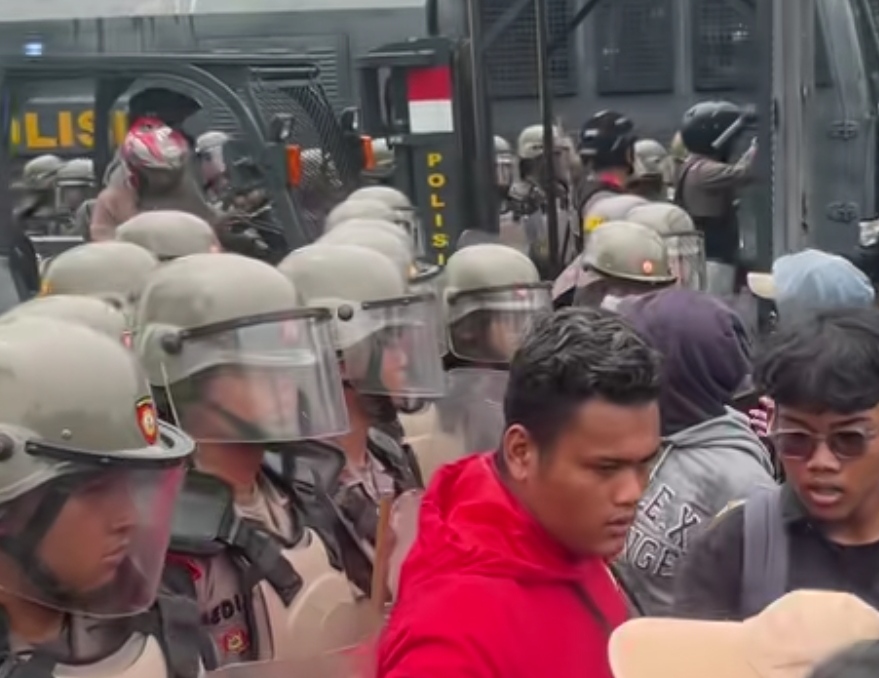 Aksi Demonstrasi di Kompleks Parlemen Memanas, Polisi Kerahkan Water Cannon 