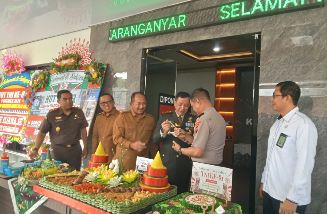 HUT ke-81 TNI, Forkopimda Karanganyar Guyub Makan Bersama  Dandim-Kapolres Saling Suap Nasi Tumpeng