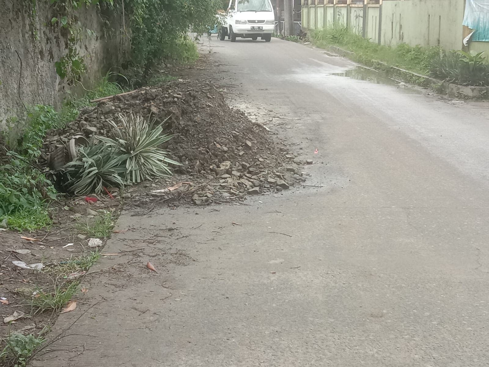 Material Bekas Proyek Betonisasi di SMPN Jayanti 2 Dibiarkan Menumpuk di Jalan Umum